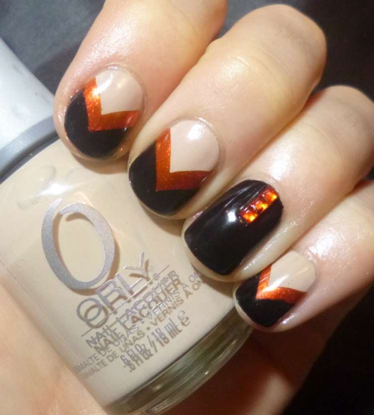 Vyrobte si svoj vlastný lak na nechty s geometrickými motívmi Nápady na dizajn nechtov-béžovo-oranžovo-čierne-kamienky