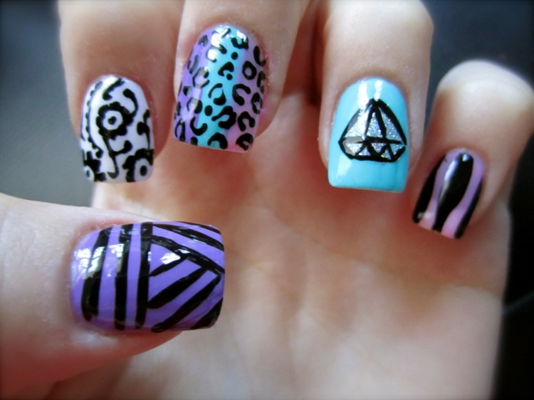Lak na nechty s veselými zvieracími motívmi Nail-design-nápady-farebné-zebra-vzor-diamant