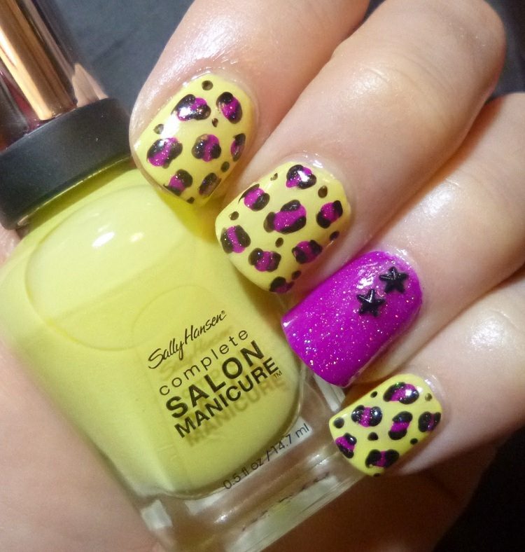 Skombinujte fialový a žltý lak na nechty Nápady na dizajn nechtov-purpurovo-žlté-laky na nechty-motívy-hviezdy