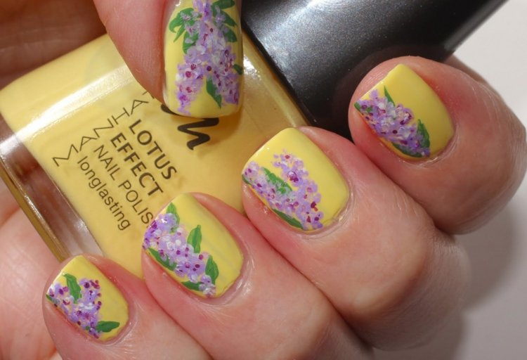 nechtový dizajn v žltej lila-lila-kvetinovom vzore-nápad-laku na nechty-lakovaní