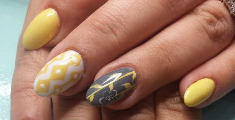nechtový dizajn v žltom trblietavom-sivom-kvetinovom-retro prízvuku