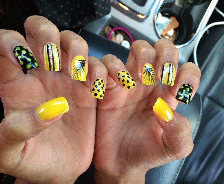 nechtový dizajn v žltom vzore-rôzne-pruhy-čierne-akcenty