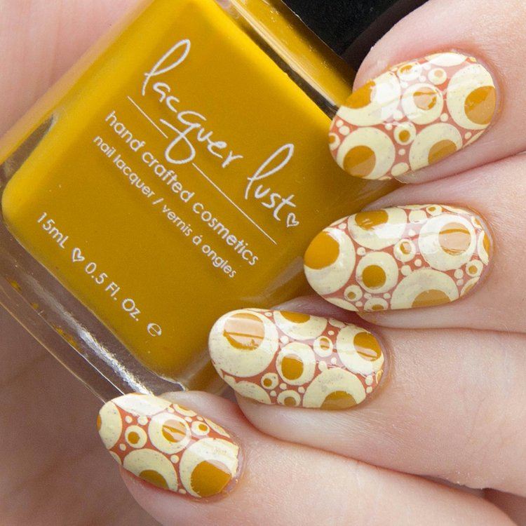 nechtový dizajn v žltom retro štýle kruhy stará biela