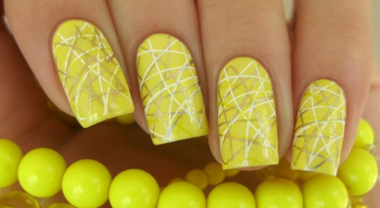 nail-design-žltá-abstraktné-línie-perlový-náramok-sivobiely