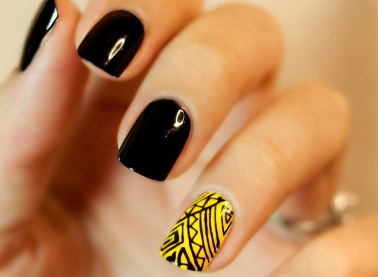 nechtový dizajn-žltý-akcent-prst-kmeňový vzor-čierny