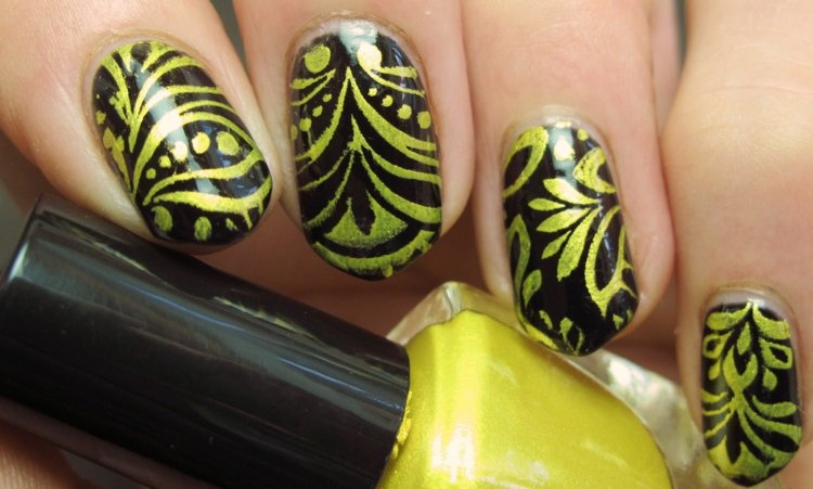 nechtový dizajn-žltá-metalická-zlatá-pekná-vzor-romantická