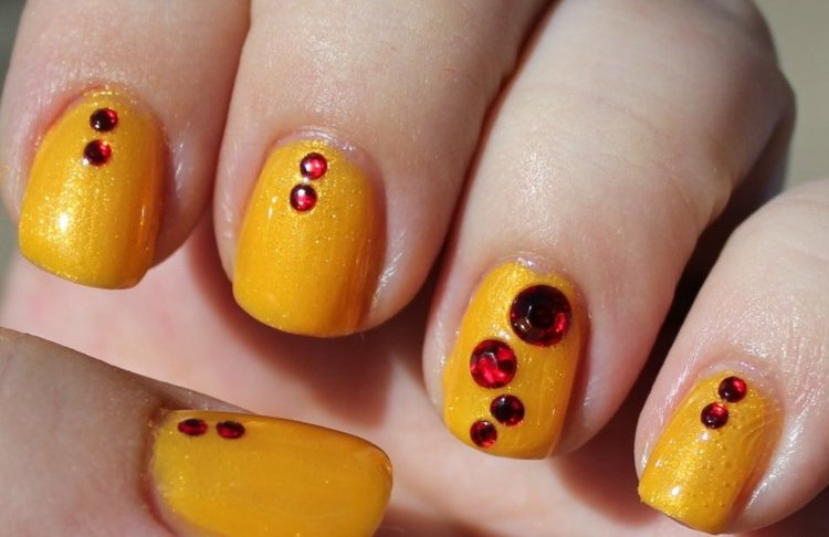 nechtový dizajn-žlto-červené-kamienky-trblietavé-kamienky-krátke-nechty