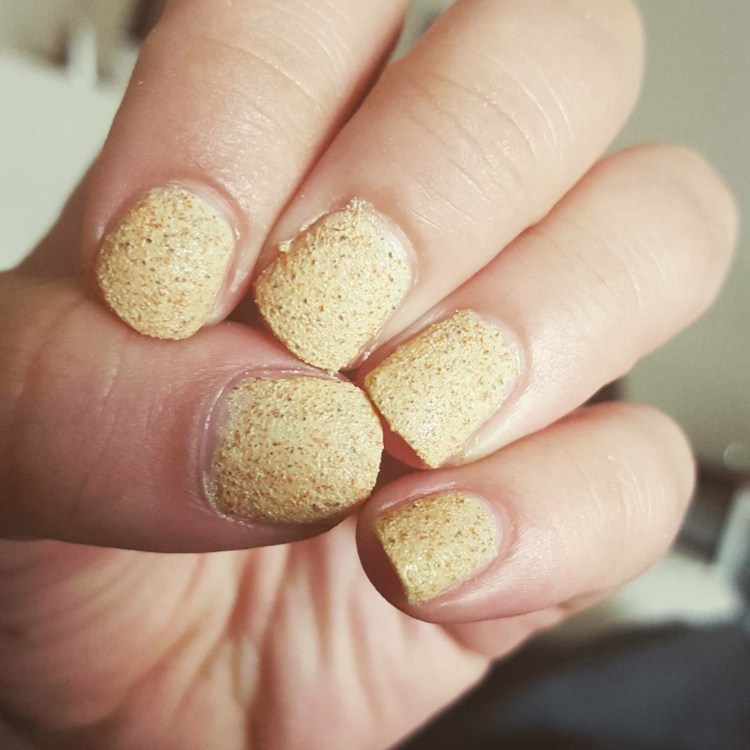 nechtový dizajn-žltá-prírodný-tón-piesková-optika-trend-zemská farba