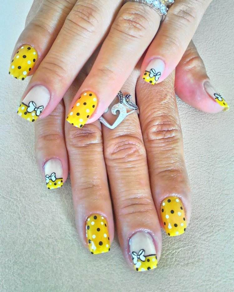 nechtový dizajn-žltá-urob si sám-mašle-bodky-svetlo-modrá