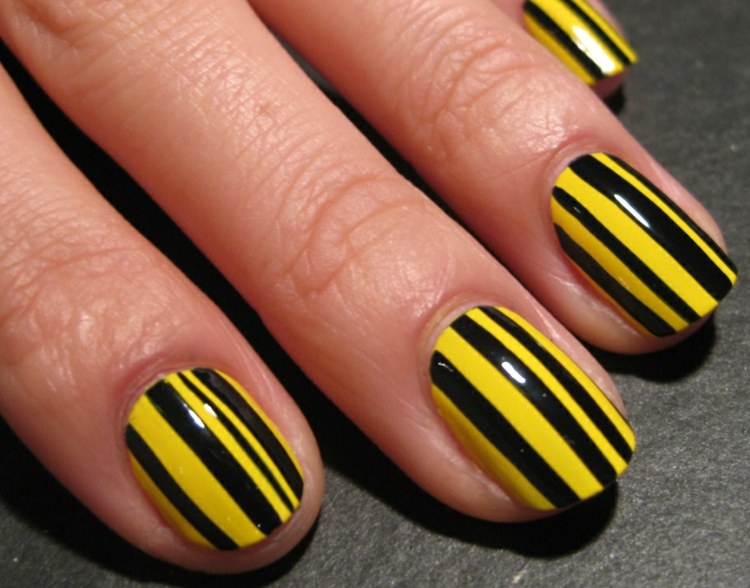 nechtový dizajn-žlté-pruhy-dizajn-čierna-dámy-trend