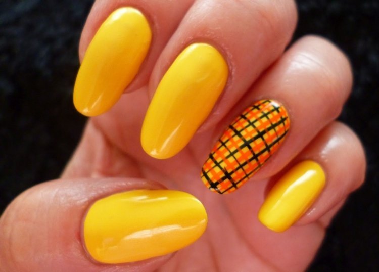 nechtový dizajn v žltom károvanom vzore-oranžovo-zelenom-akcentovom klinci