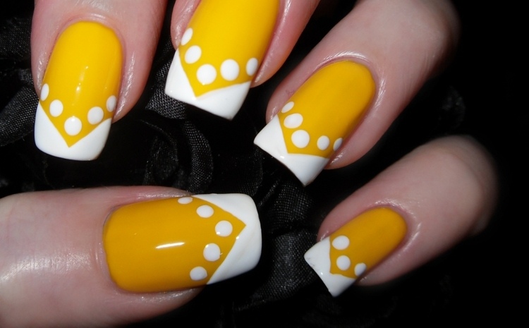 nechtový dizajn-žlto-biela-francúzska-manikúra-body-nápad-hravý