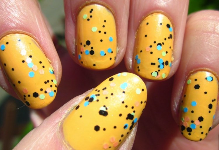 nechtový dizajn-žltá-trblietavá-tyrkysová-glamour-inšpirácia-šťastná nálada
