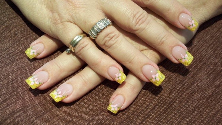 nechtový dizajn-žlté-trblietky-francúzske-kvetinové-dekorácie-prstene