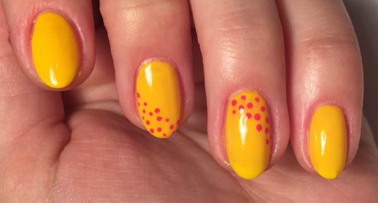 nechtový dizajn-žlté-tmavé-bodky-ružovo-oválne-nechty