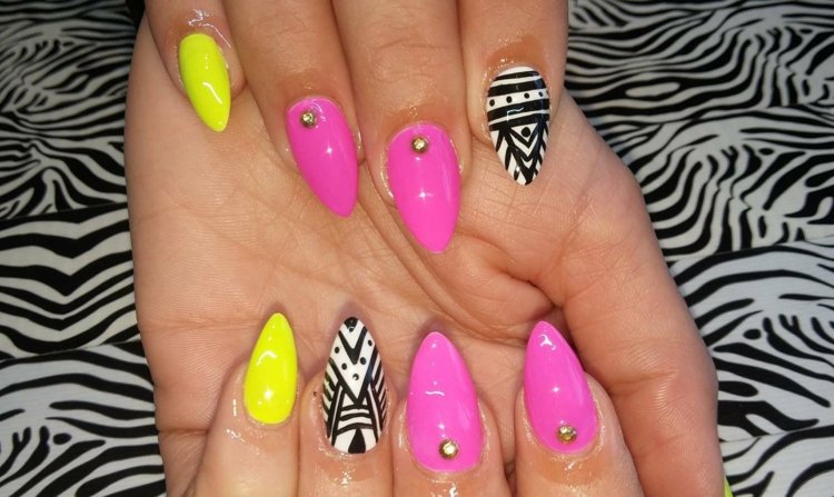 nechtový dizajn-žltý-malý-prstový prízvuk-ružové-kamienky-aztécky-vzor-špicatý