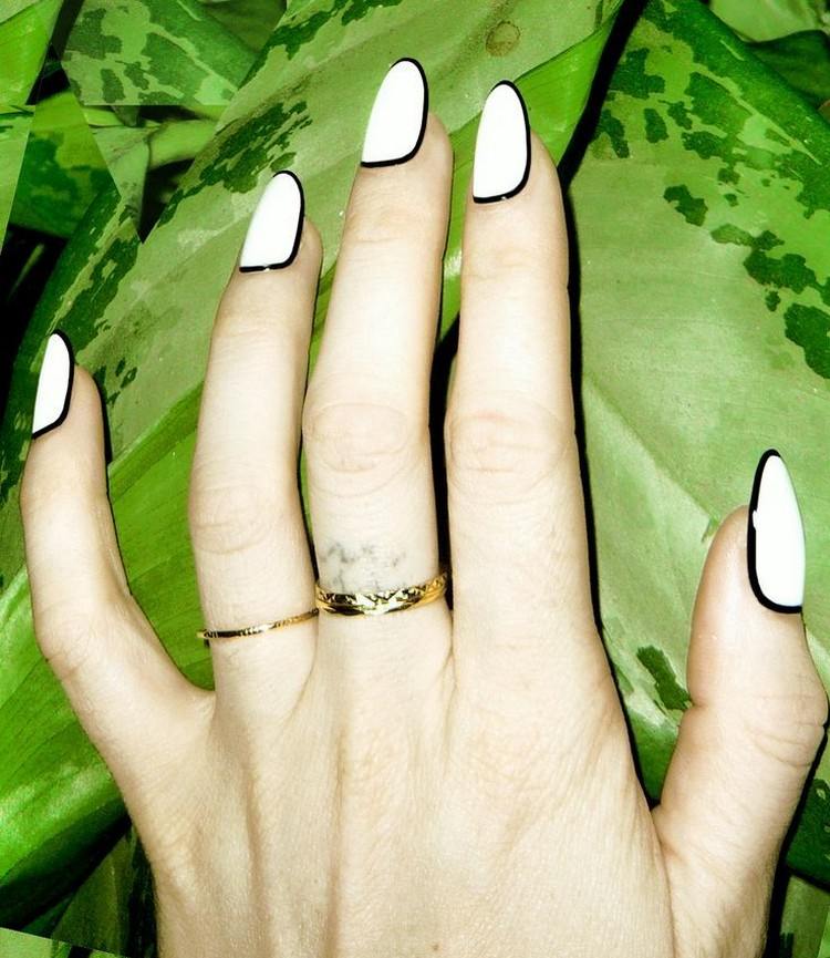 nail-design-black-white-nápady-mandľový-tvar-čierna-linka