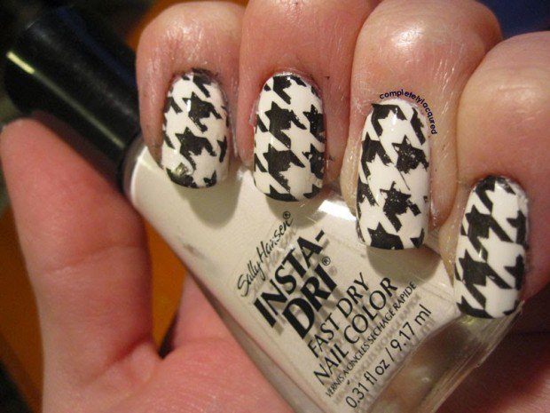 Nechtový dizajn vo čiernobielom vzore pečiatky