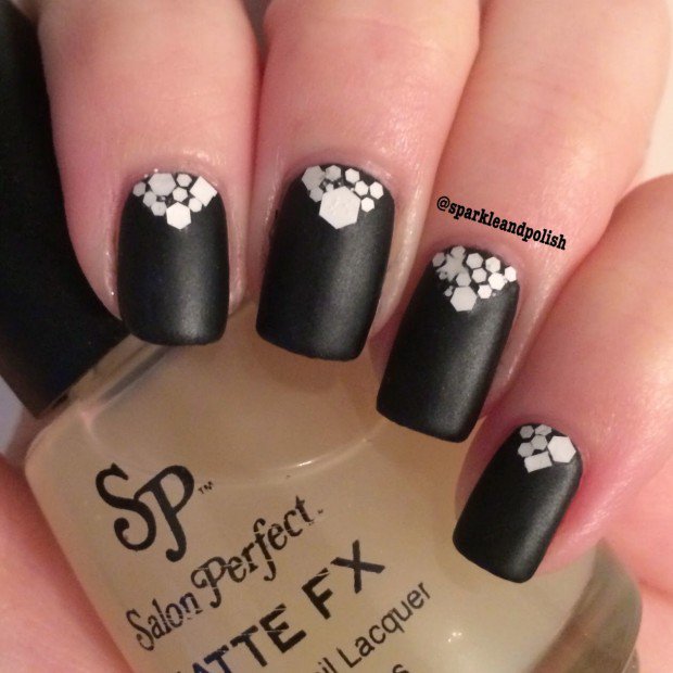 Nechtový dizajn v čiernobielom prevedení so šesťuholníkovými trojuholníkmi a matnou čiernou