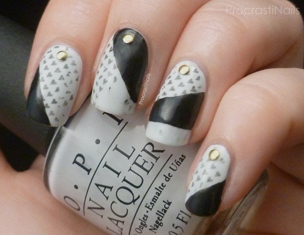 Čierny a biely dizajn nechtov, vzor srdca, zlatý prízvuk