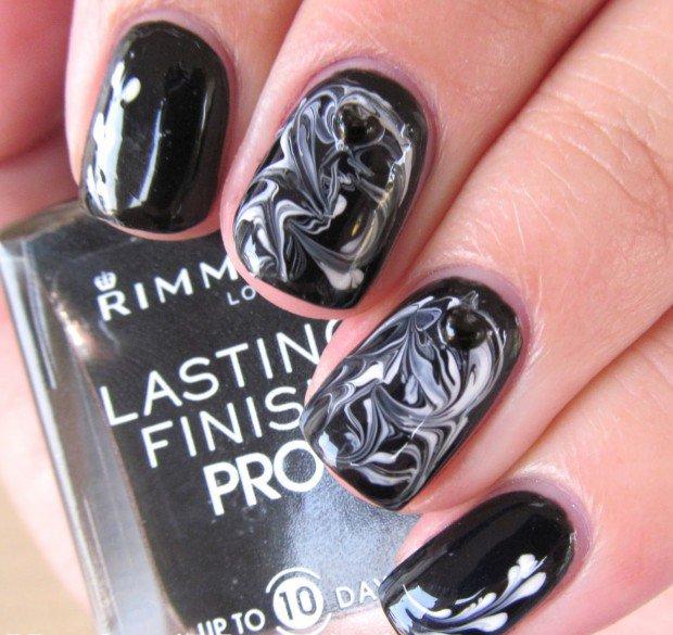 Farebne zmiešané vzory na nechty v čiernej a bielej farbe