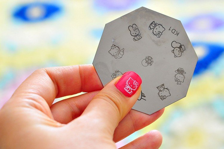 Šablóna a dizajn nechtov Hello Kitty pečiatka na nechty-vzorník-ahoj-mačiatko-motív-deti-nápad-dizajn nechtov