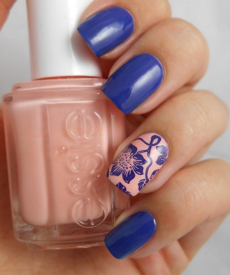 Akcentný necht s kvetinovým motívom pečiatka nechtov-dizajn-nechtov-kvetinové-motívy-modré-nechty-nápad