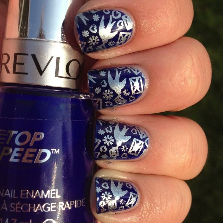 Strieborné pečiatky na nechty na tmavomodrých nechtoch pečiatka na nechty-šablóna-vtáky-motívy-nechty-na nechty-prenos-dizajn