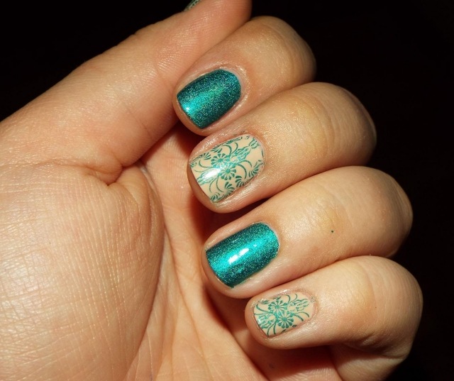 nechtový design-modrá-nahá-krátke-nechty-dekorácie