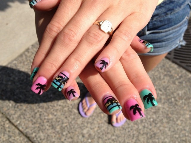 leto-nechty-ružovo-tyrkysovo-čierne-dlane