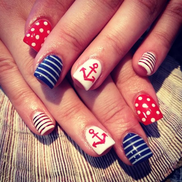 letné nechty-námorné-motívy-pruhy-bodky