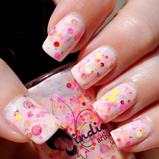 Letné nechty-nápad-svetlo-ružový-lak-častice farby