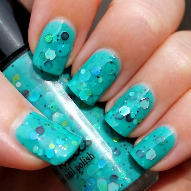 letné nechty tyrkysový lak farebné trblietavé čiastočky