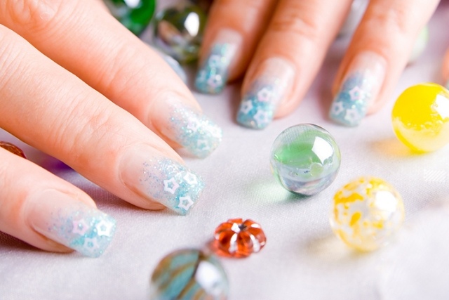 nail-design-leto-ombre-efekt-trblietky-hviezdy