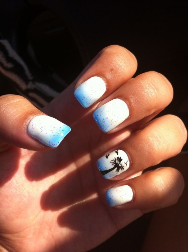 Letné nechty-ombre-efekt-biela-modrá-trblietka-prsteň-prst-dlaň