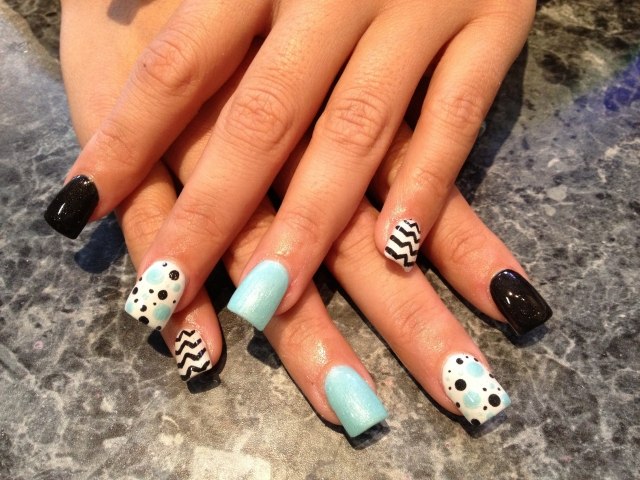 nechtový dizajn-leto-čierno-biele-svetlo modré-cik-zag-bodky