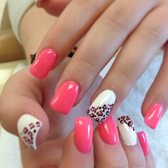 nail-design-leto-leo-vzor-ružovo-biely