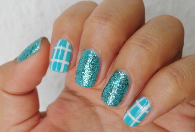 nechtový dizajn-leto-nápady-modro-biela-trblietka-lak