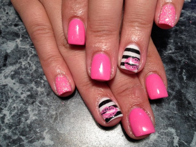 motívy dizajnu nechtov leto-neón-ružový-lak-čierne-pruhy-bozk-nálepky