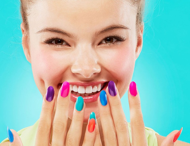 nechtový dizajn-motívy-leto-nechty-farebné-krikľavé