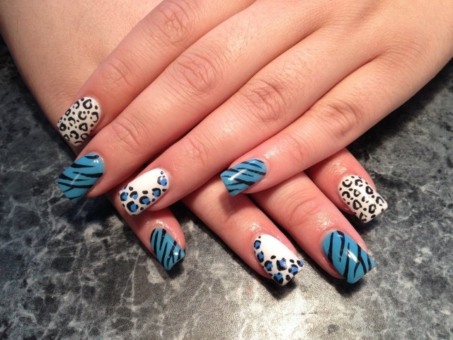 nechtový dizajn-motívy-leto-zvieracie potlače-modro-bielo-čierna