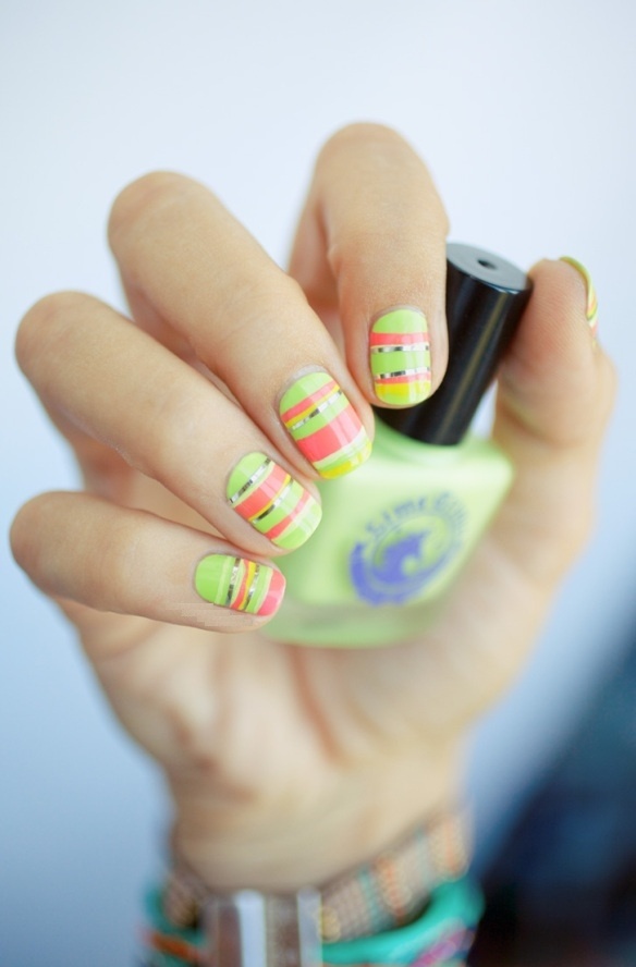 Letné nechty-neón-zelená-lososová-laky na nechty-farebné-prúžky