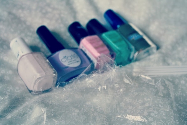 Voda a rôzne farby laku na nechty na mramorovom efekte, ako postupovať podľa pokynov