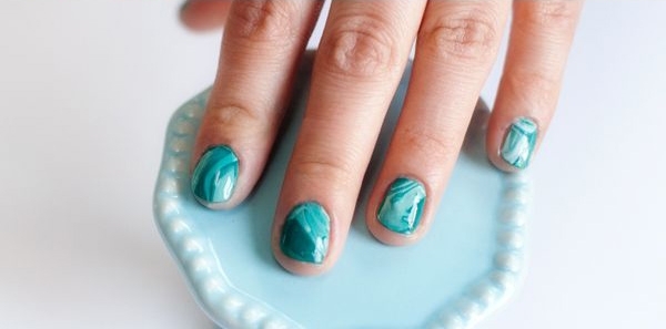 štýl dizajnu nechtov-mramorový efekt-smaragdovo zelené nechty