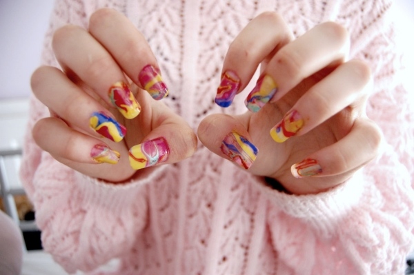 mramorové laky nechty-nápady na ihlový lak napodobniť