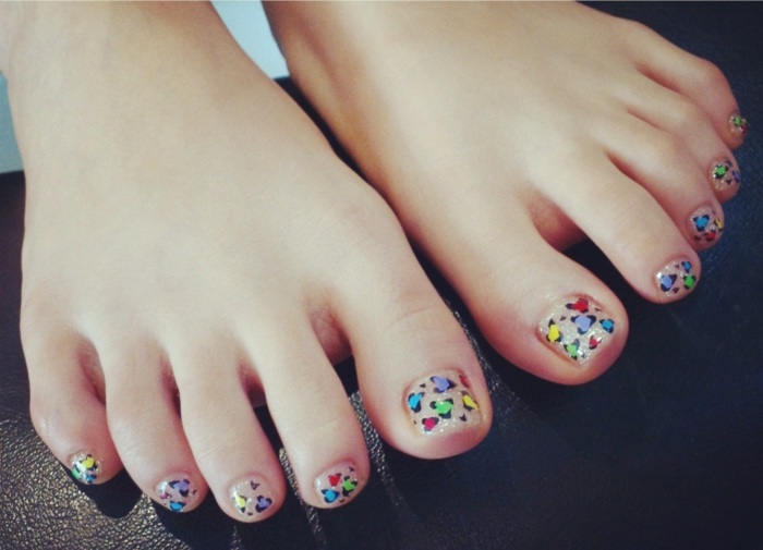 Nechtové umenie prstov na nohách s farebnou a trendovou leopardou potlačou nail art prstov zvierací motív leopard farebné nohy