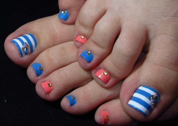 Nechtové umenie prstov na nohách v pastelových odtieňoch - modrá, biela a ružová dizajnové prsty na nechty lak pastelovo modré biele pruhy ružový trblietavý kamienok