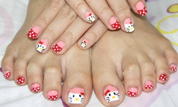 Hravý dizajn nechtov na nohách s Hello Kitty prsty na nechty nail art ahoj mačička mačička ružové bodky