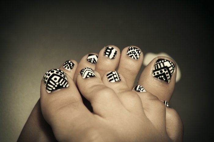 Toe nail art - čiernobiely dizajn z geometrických vzorov nail art prstov na nohách čierny biely geometrický lak na nechty