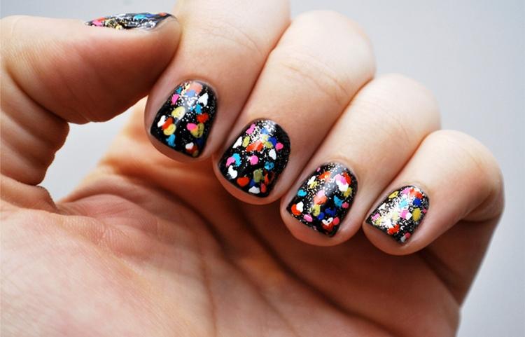 statické farebné bodky a trblietky na čiernom pozadí nail-art-design-čierna-farebné-bodky-trblietky-škvrny-ľahké
